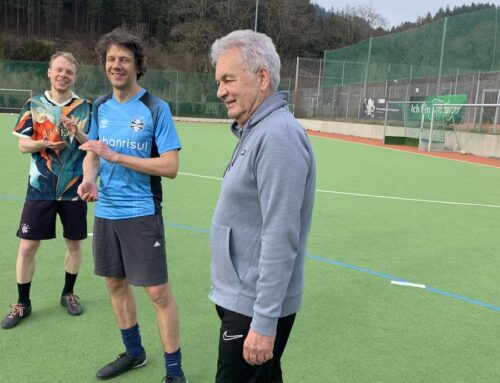 Ein Jubilar und ein Haufen Geschenke